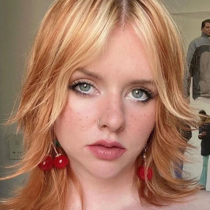 Strawberry Blonde With Blonde Highlights Visual Idea Strawberry Blonde With Blonde Highlights Visual Idea — Hair Color for Fair Skin Blue Eyes