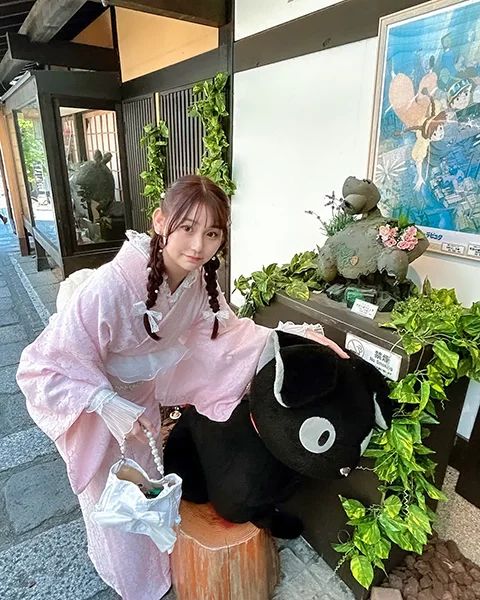 Delicate Pink Lace Kimono with White Beaded Bag for Kyoto Sightseeing — Kyoto Outfits