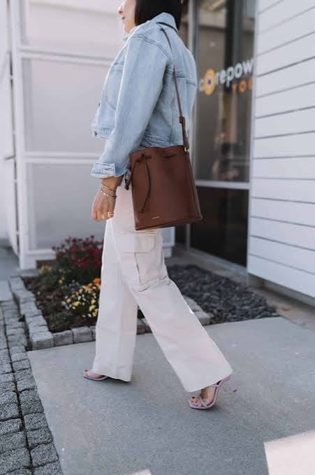 Beige Cargo Pants With Denim Jacket and Pink Sandals — Cargo Pants Outfits