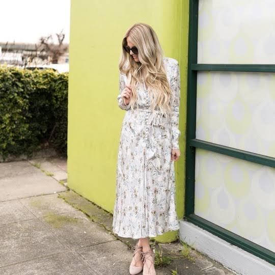 Beige Linen Maxi Dress with Espadrilles for Summer Days Beige Linen Maxi Dress with Espadrilles for Summer Days — Maxi Dress Outfits