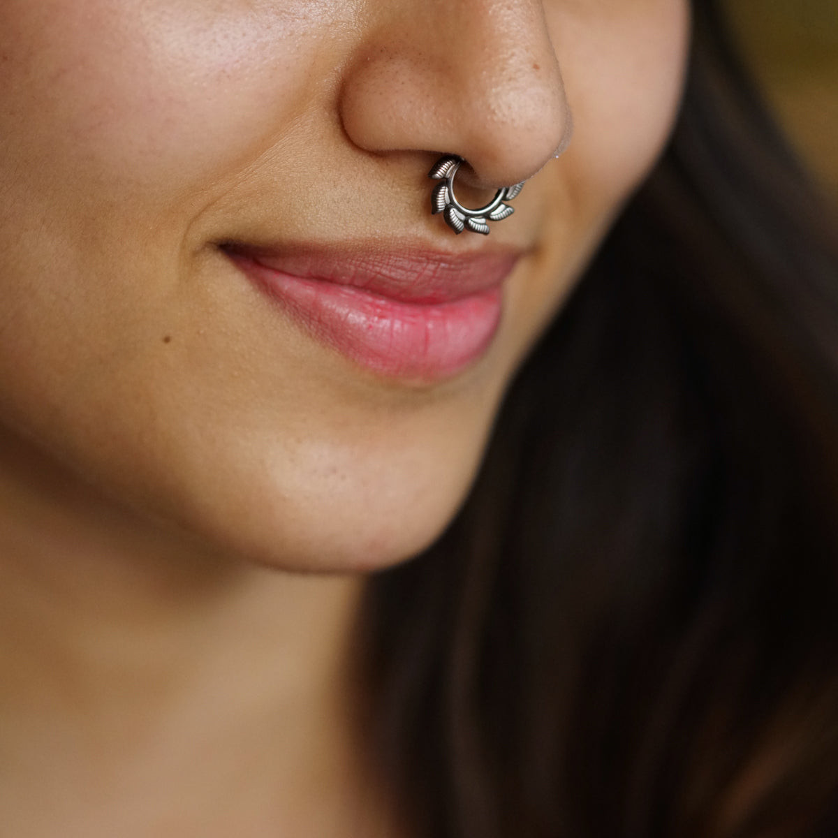 Leaf-Patterned Silver Septum Ring Leaf-Patterned Silver Septum Ring — Septum Piercing Ideas