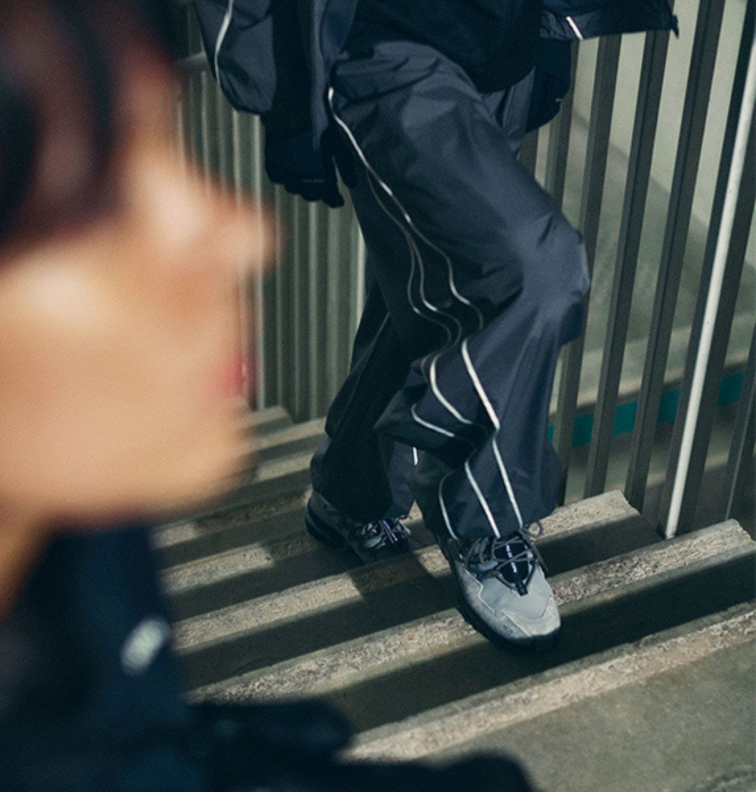 Athleisure Details: Reflective Trousers and Dark Jacket with Grey Salomon Sneakers Athleisure Details: Reflective Trousers and Dark Jacket with Grey Salomon Sneakers — Salomon Outfits
