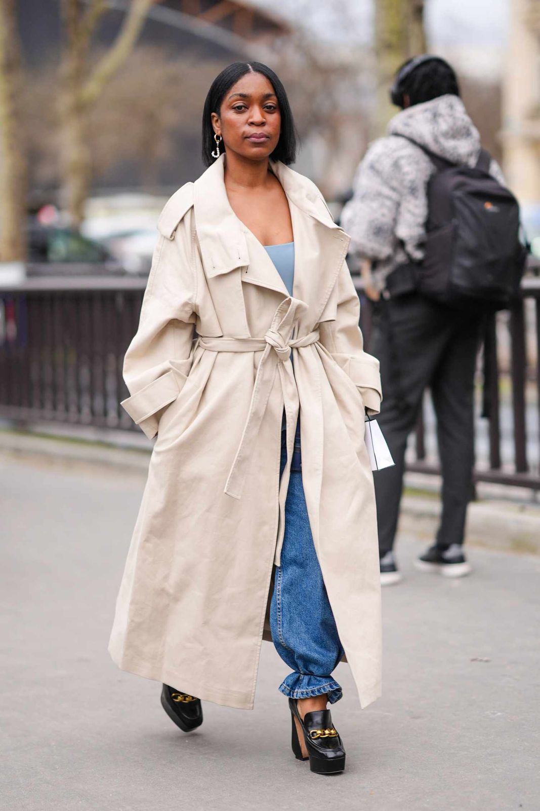 Trench Coat Casual: Relaxed Jeans and Tank Top Trench Coat Casual: Relaxed Jeans and Tank Top — Platform Loafers Outfits