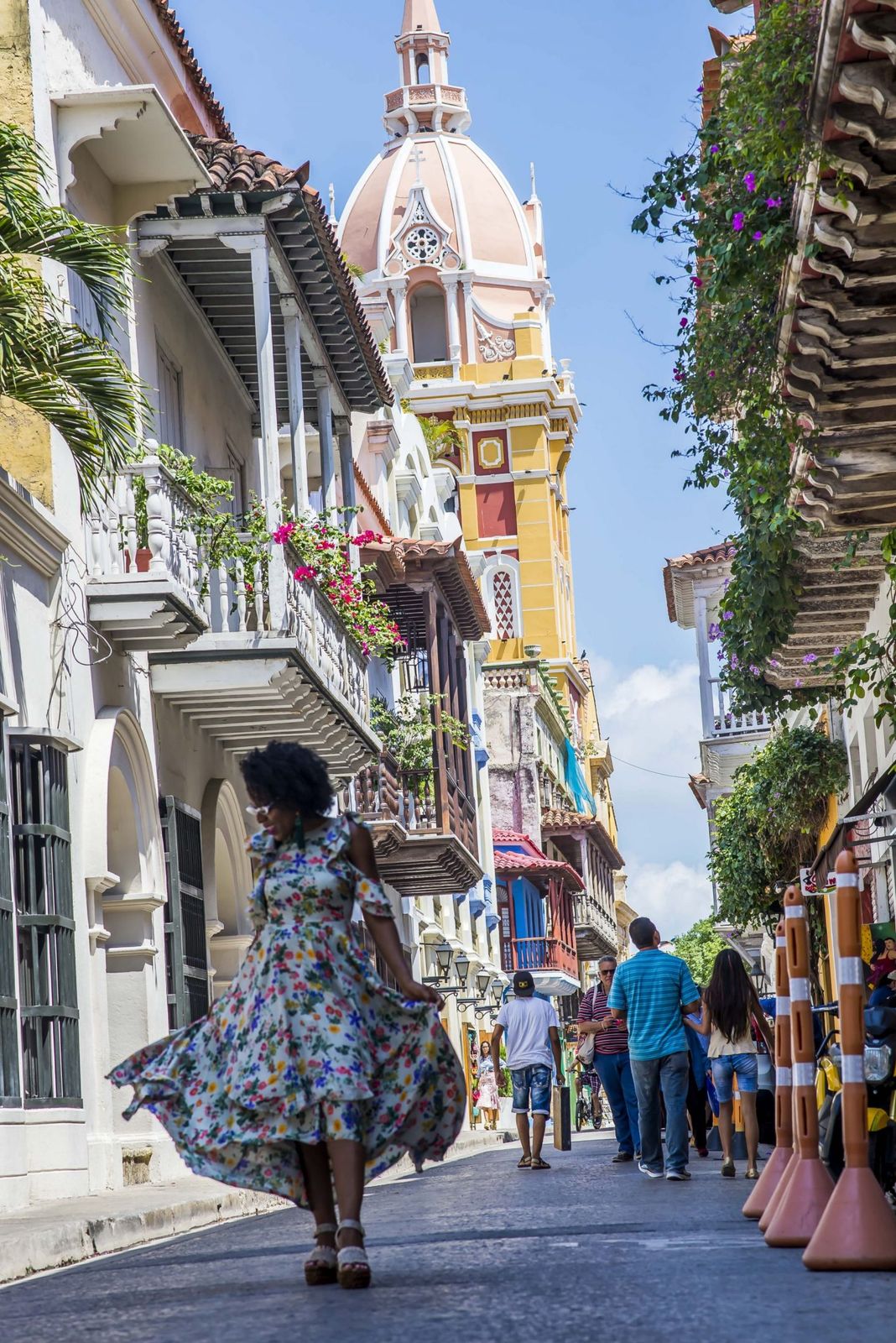 Dynamic Movement: Flowy Floral Print Maxi Dress — Cartagena Outfits