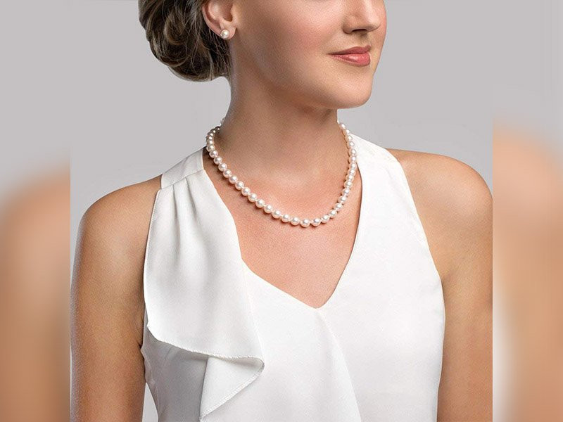 Classic Pearl Strand Necklace with White Sleeveless Top Classic Pearl Strand Necklace with White Sleeveless Top — Pearl Necklace Outfits