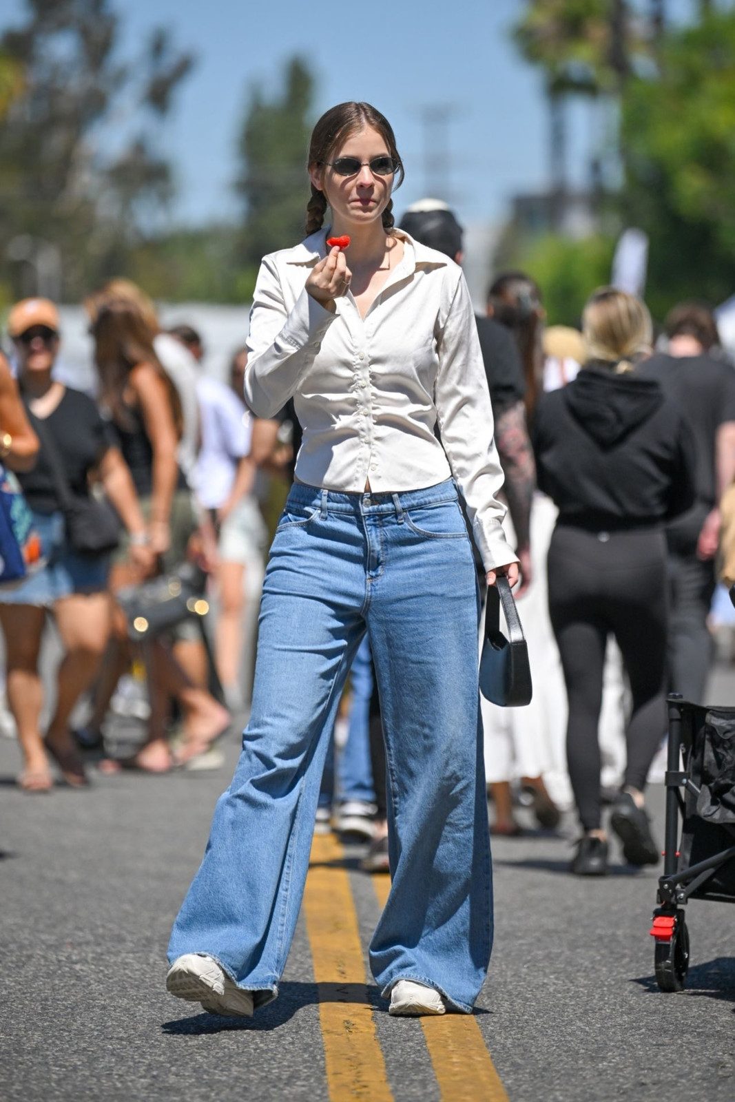 Satin Shirt and Wide-Leg Jeans for Casual LA Style Satin Shirt and Wide-Leg Jeans for Casual LA Style — Los Angeles Outfits