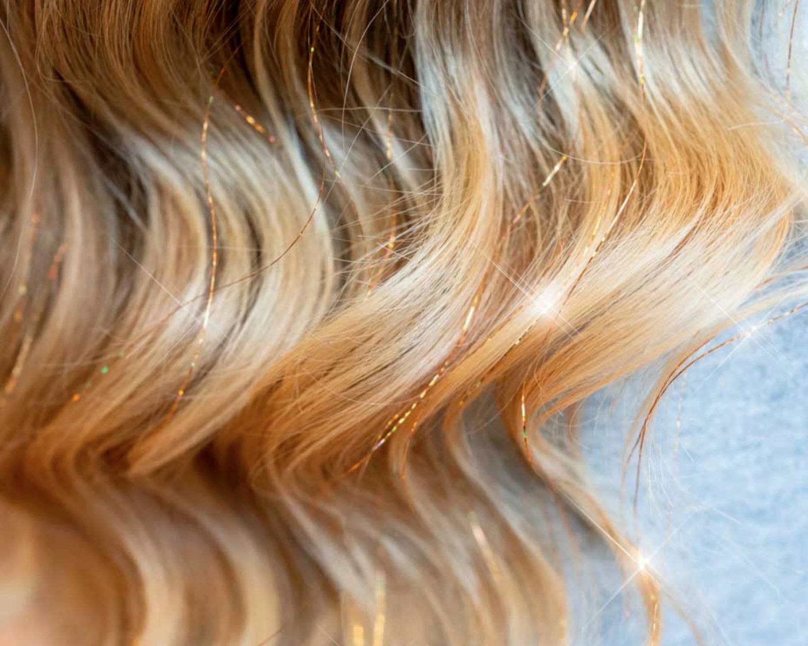Delicate Gold Tinsel on Fine Blonde Hair — Hair Tinsel