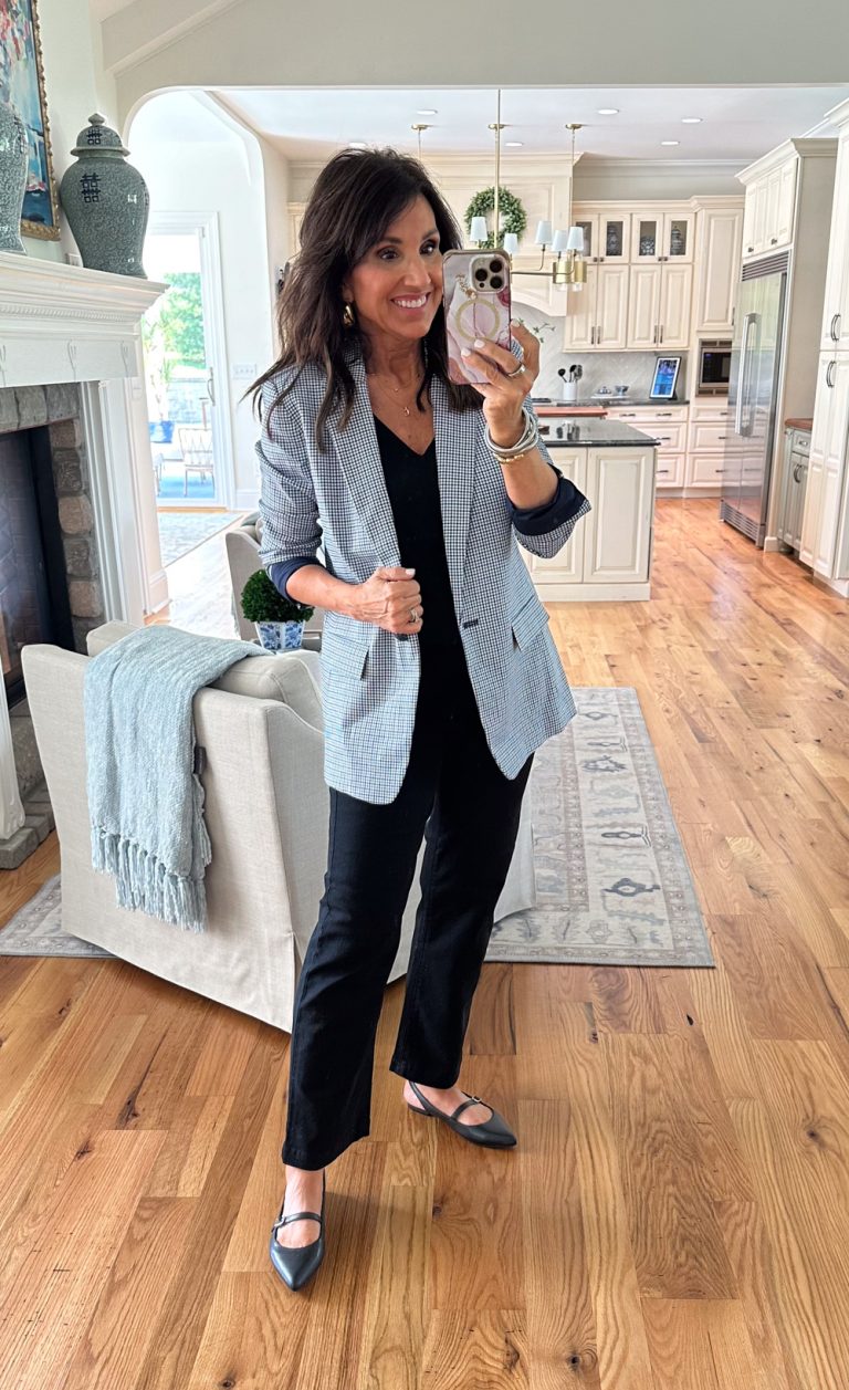 Black Pointed-Toe Mary Jane Flats Outfit Idea Black Pointed-Toe Mary Jane Flats Outfit Idea — Mary Jane Outfits