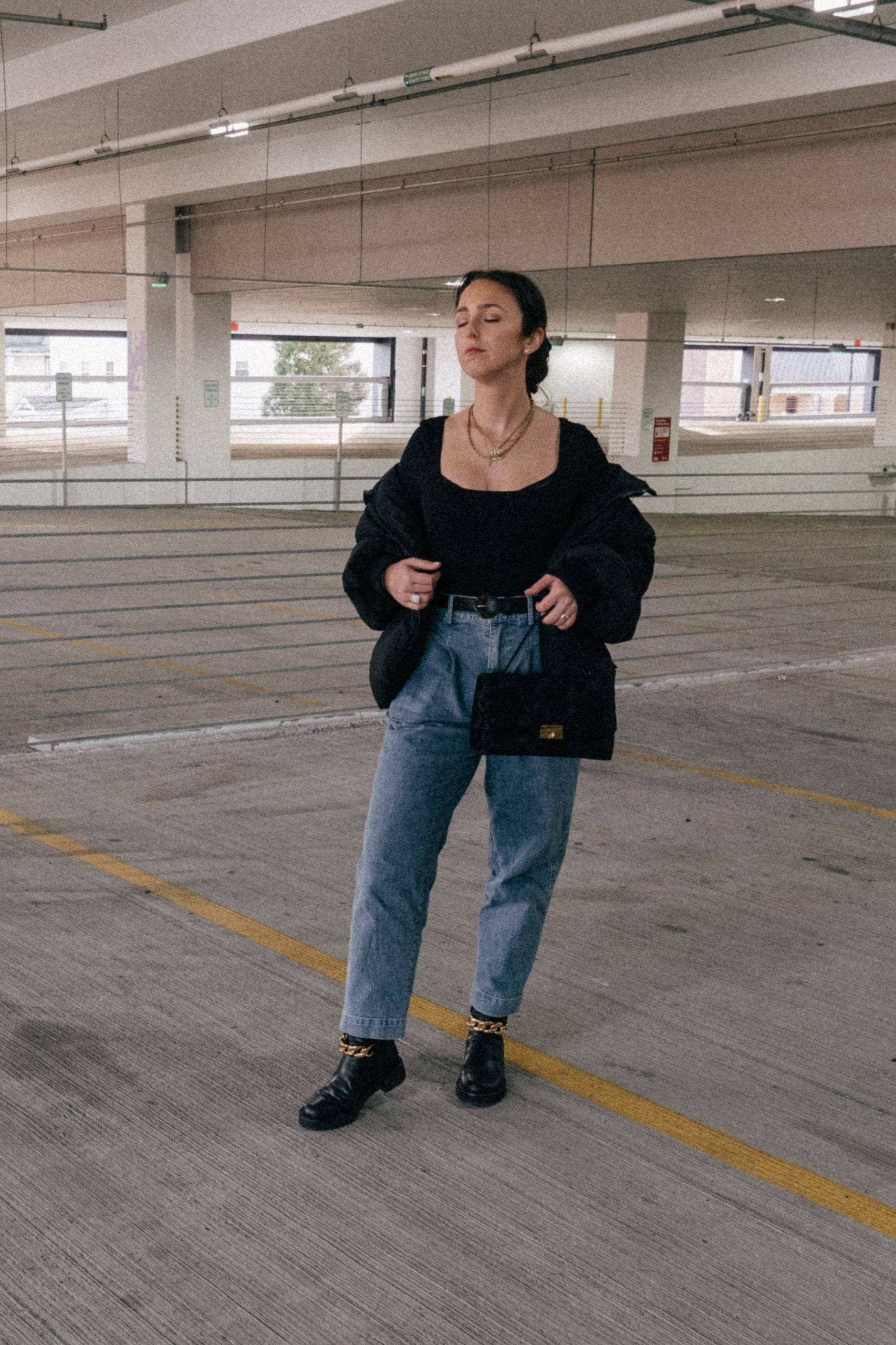 Light Wash Mom Jeans with Puffer Jacket and Leather Boots — Mom Jeans Outfits