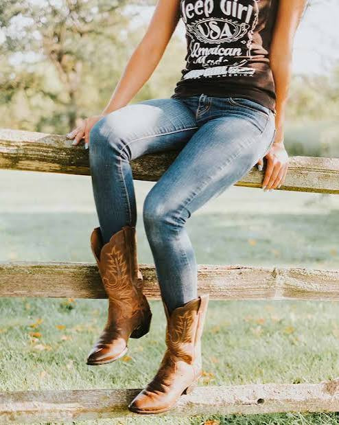Graphic Tee and Jeans with an Ornate Buckle Belt and Cowboy Boots — Western Belt Outfits