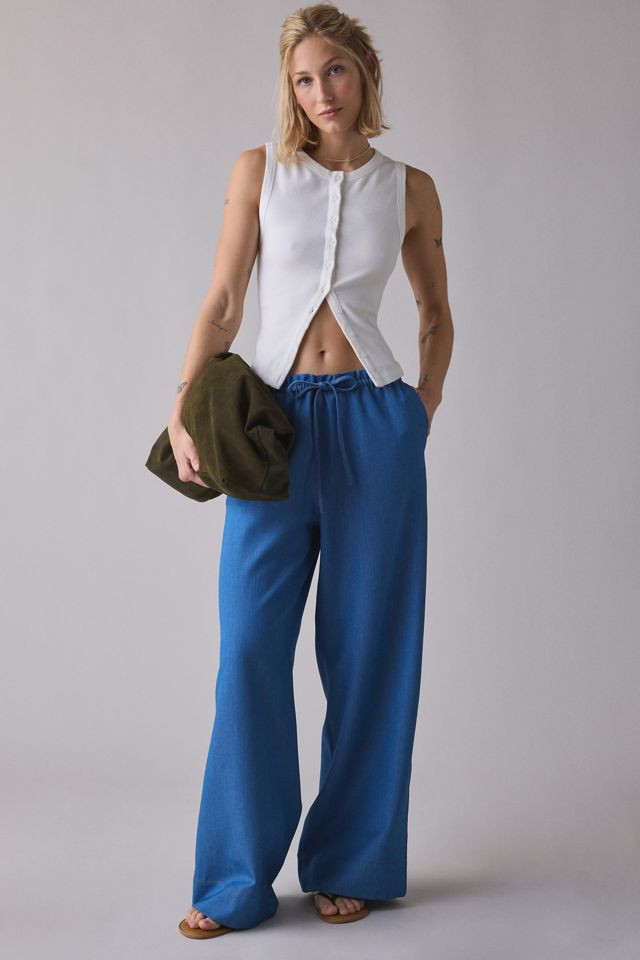 Sleeveless Button-Up Top with Wide-Leg Pants and Flat Sandals Sleeveless Button-Up Top with Wide-Leg Pants and Flat Sandals — Urban Outfitters Outfits