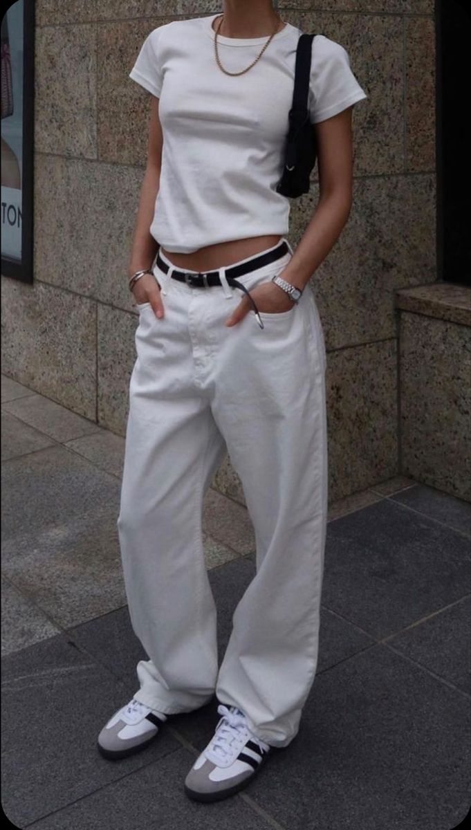 Monochromatic White Baggy Jeans and T-Shirt Look — Baggy Jeans Outfits