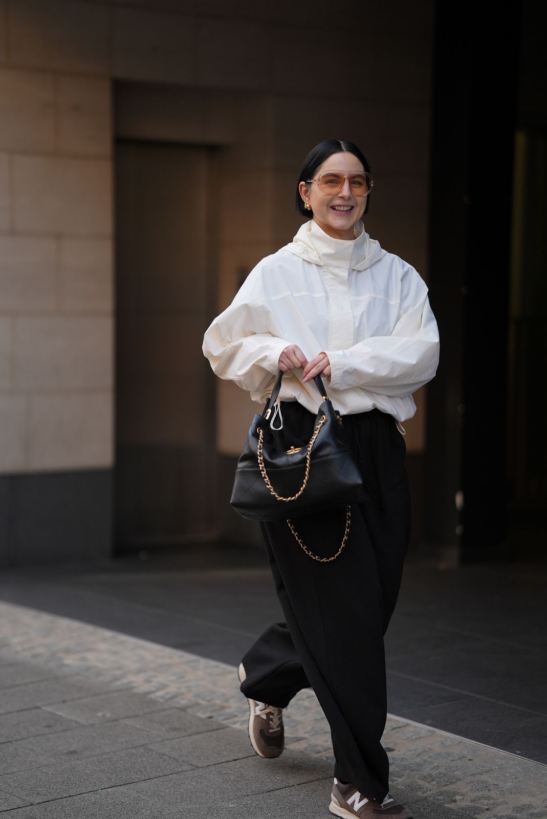 Oversized White Windbreaker with Turtleneck and Wide-Leg Trousers Oversized White Windbreaker with Turtleneck and Wide-Leg Trousers — Windbreaker Outfits