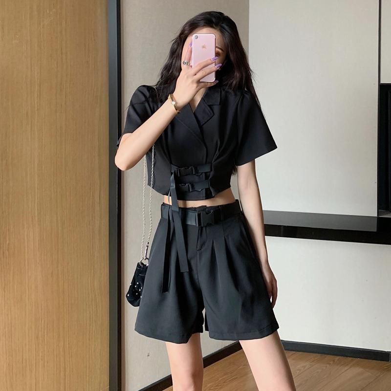 Modern Seoul Streetwear: Monochromatic Black Ensemble — Seoul Outfits