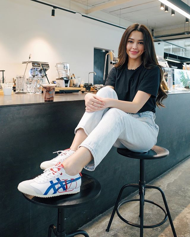 Classic Casual: Onitsuka Tigers with Black Tee and Light Wash Jeans Classic Casual: Onitsuka Tigers with Black Tee and Light Wash Jeans — Onitsuka Tiger Outfits