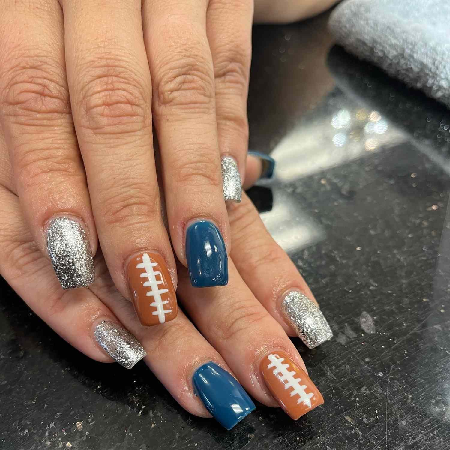 Football Motif On Accent Nails Visual Idea Football Motif On Accent Nails Visual Idea — Soccer Nails