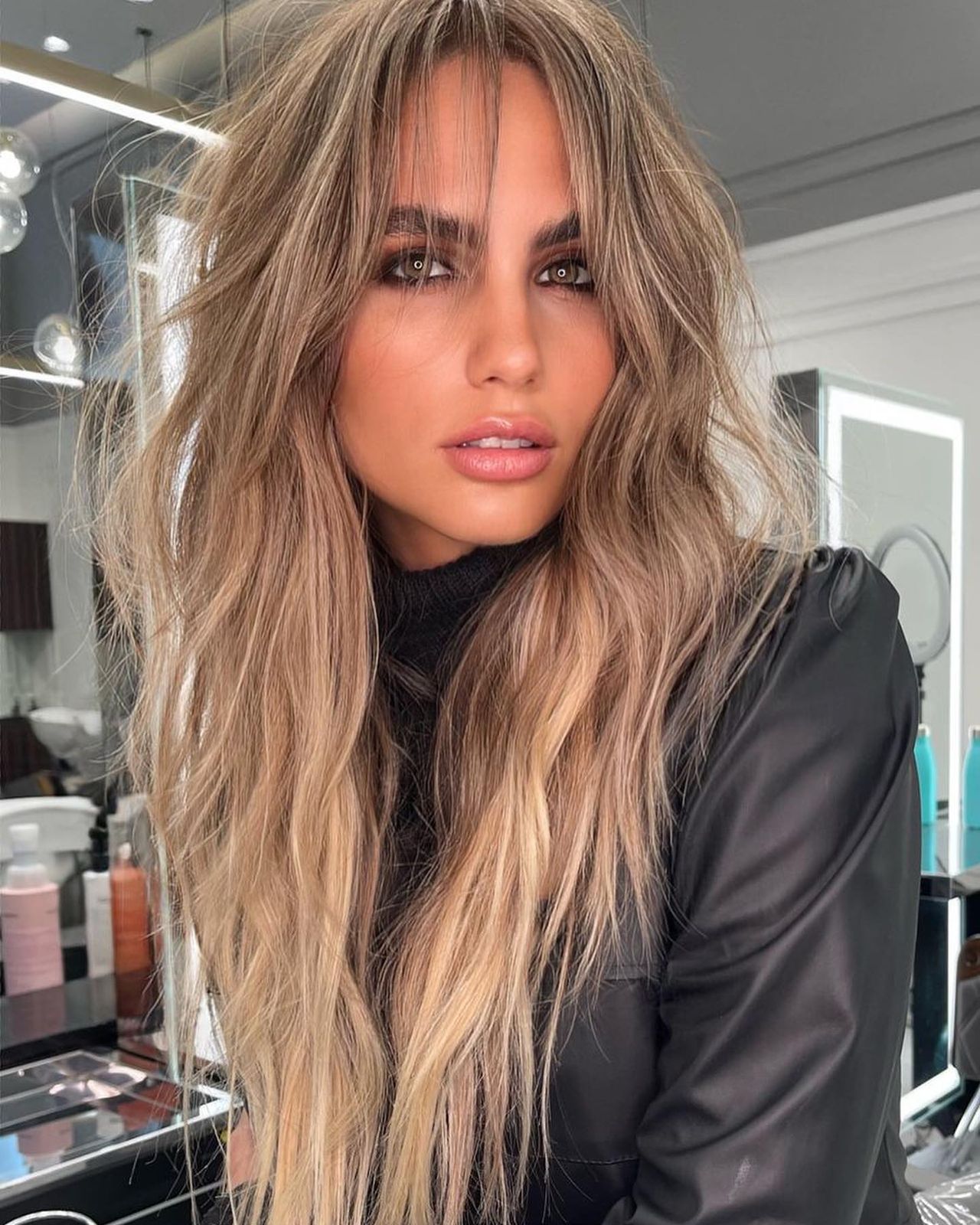 Collarbone Wavy Blowout With Curtain Bangs — Hairstyles for Big Forehead