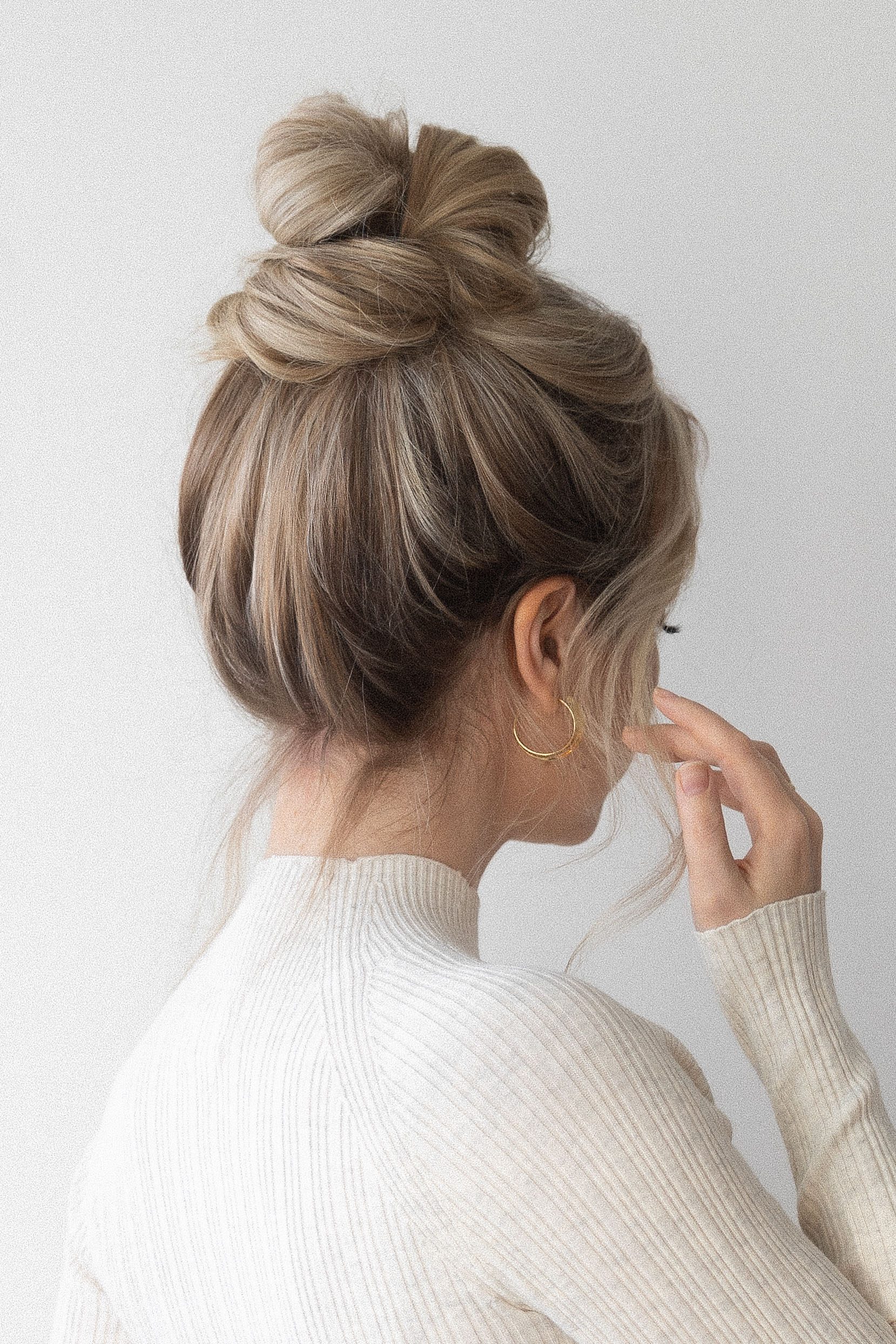 60 SECOND MESSY BUN TUTORIAL ❤️ - Alex Gaboury