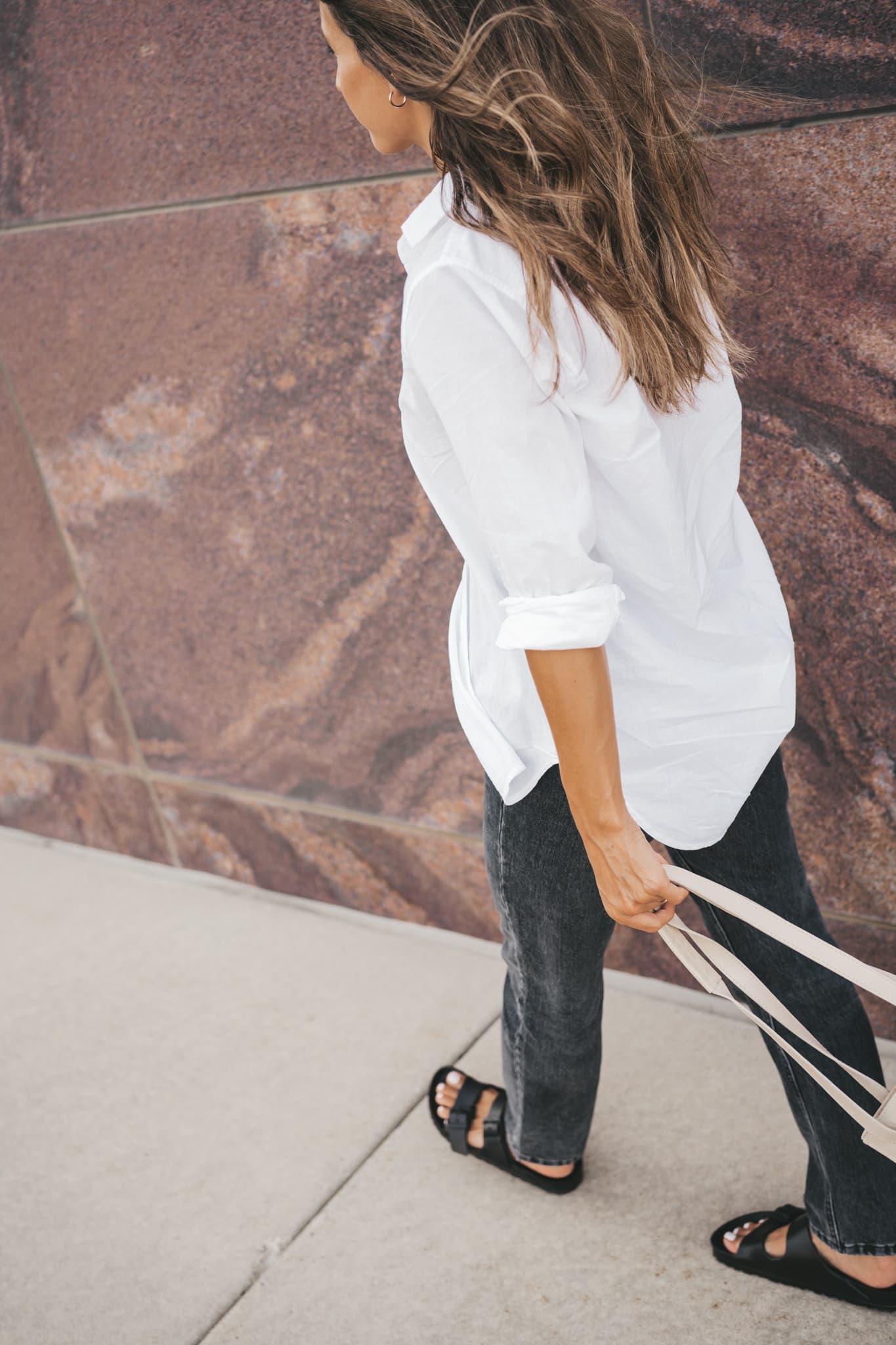Minimalist Everyday Outfit: White Shirt, Grey Jeans, and Black Birkenstocks Minimalist Everyday Outfit: White Shirt, Grey Jeans, and Black Birkenstocks — Birkenstock Outfits