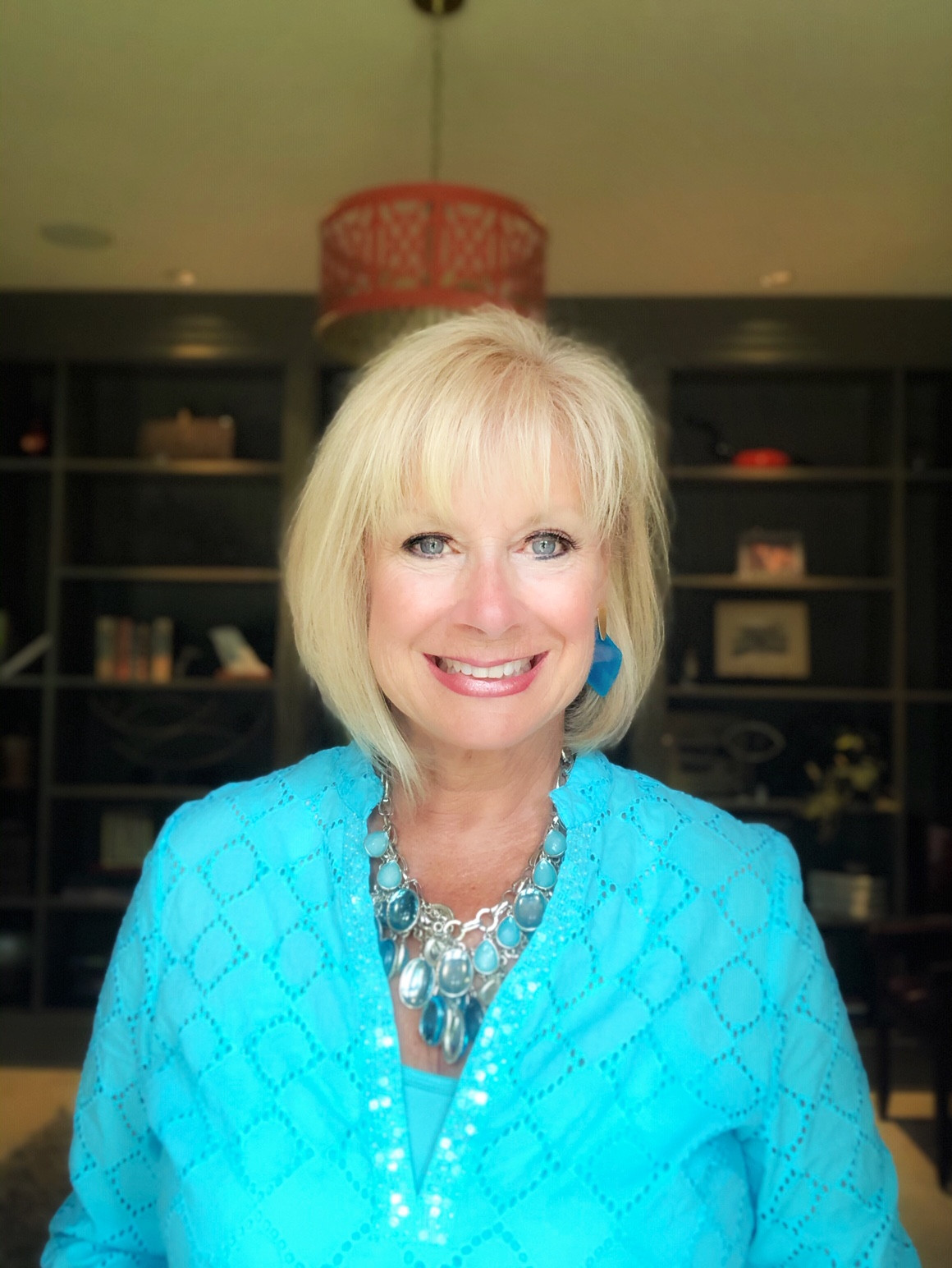 Blonde Bob With Side-Swept Bangs — Hairstyles for Thinning Crown