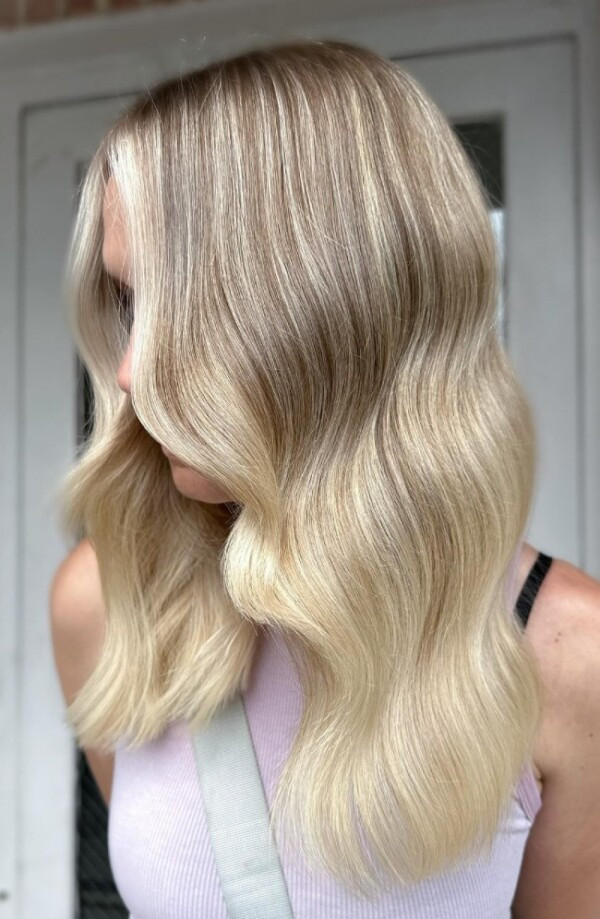Collarbone Waves With Face-Framing Blonde Collarbone Waves With Face-Framing Blonde — Champagne Blonde