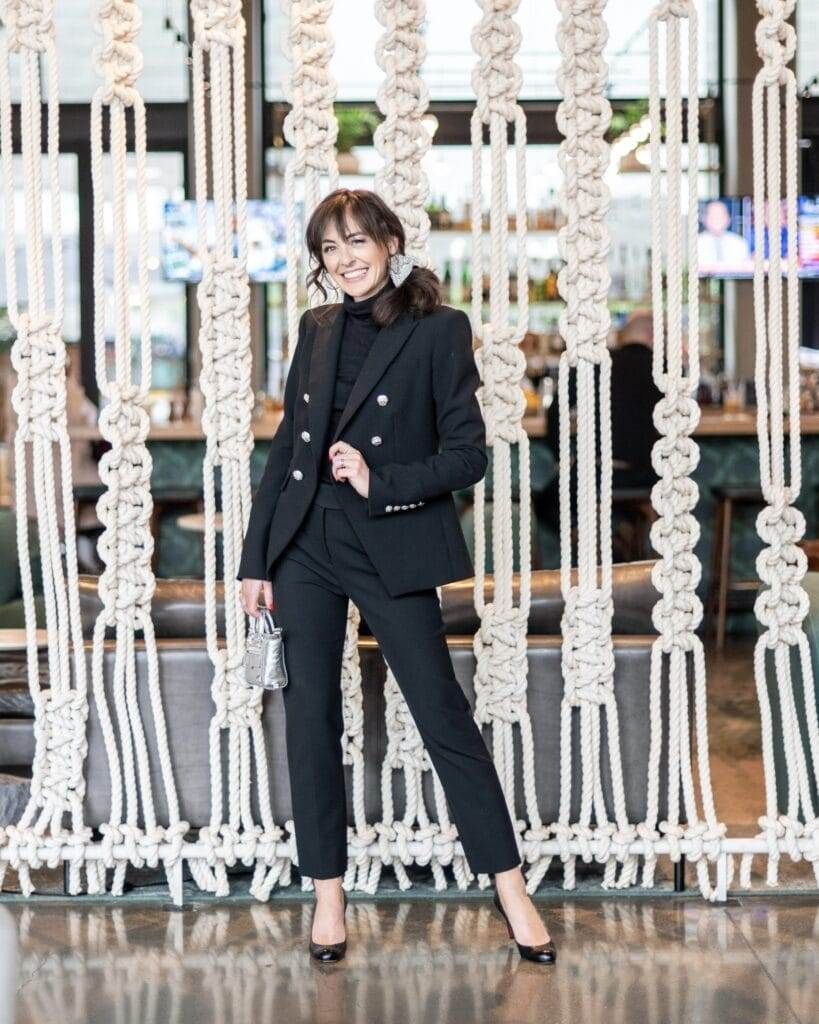 Sharp Black Suit with Silver Handbag for Business Travel Sharp Black Suit with Silver Handbag for Business Travel — Business Trip Outfits