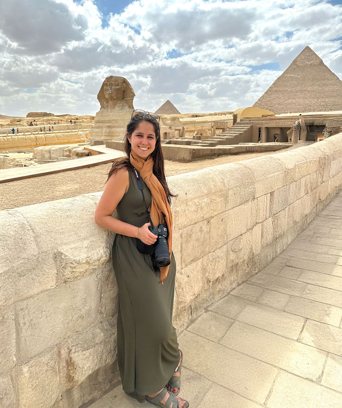 Sleeveless Olive Green Maxi Dress with Tan Scarf Sleeveless Olive Green Maxi Dress with Tan Scarf — Egypt Outfits