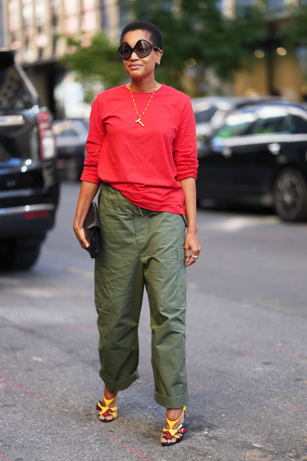 Street Style Olive Green Cargo Pants with Red T-Shirt Street Style Olive Green Cargo Pants with Red T-Shirt — Utilitarian Outfits