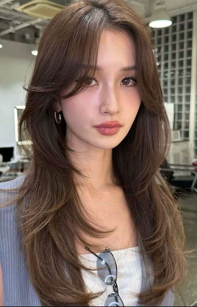 Dark Brown Mid-Back With Caramel Highlights Dark Brown Mid-Back With Caramel Highlights — Feathered Hair