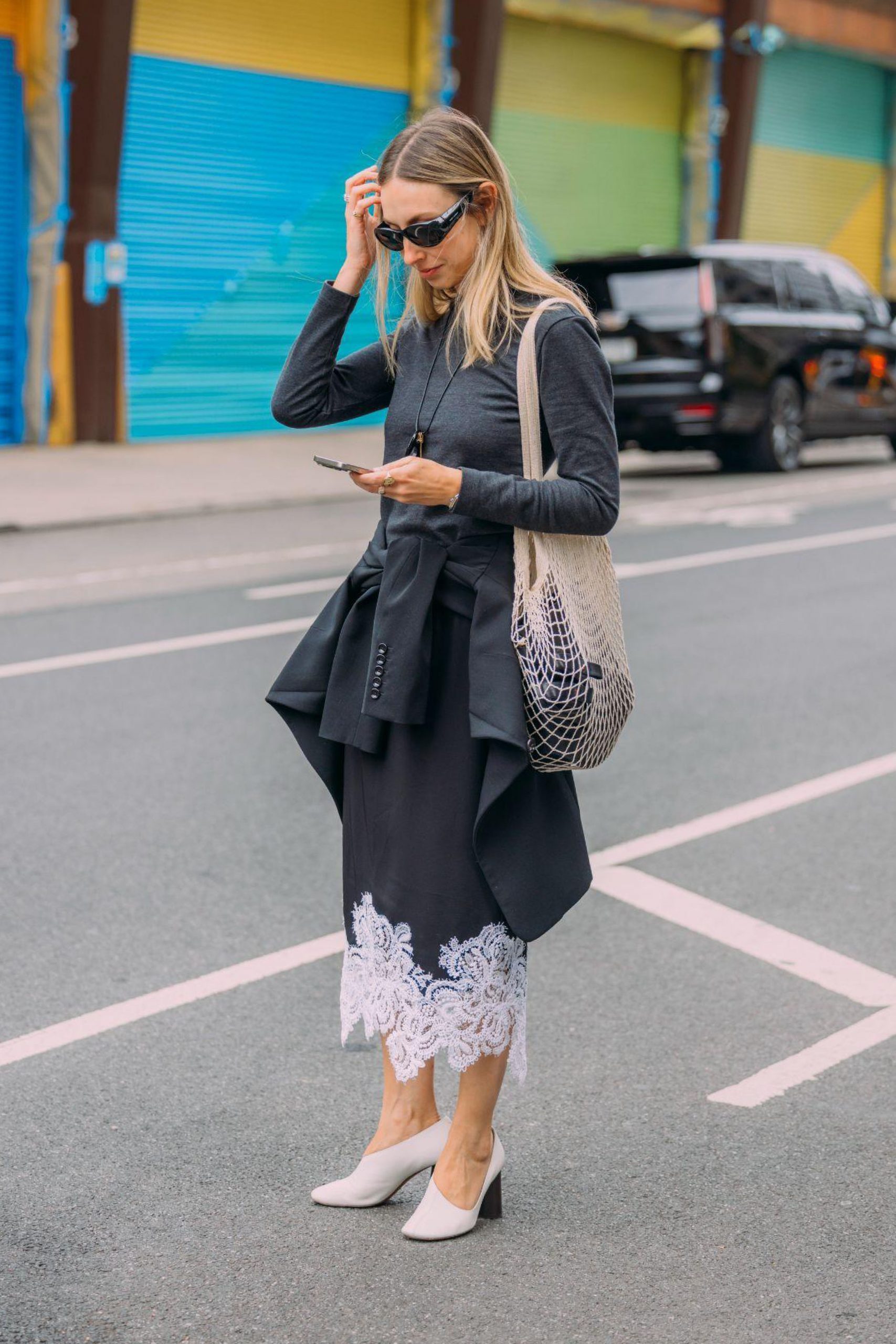 Black Midi Skirt with Lace Trim and Blazer for Chic Evening — Skirt Outfits