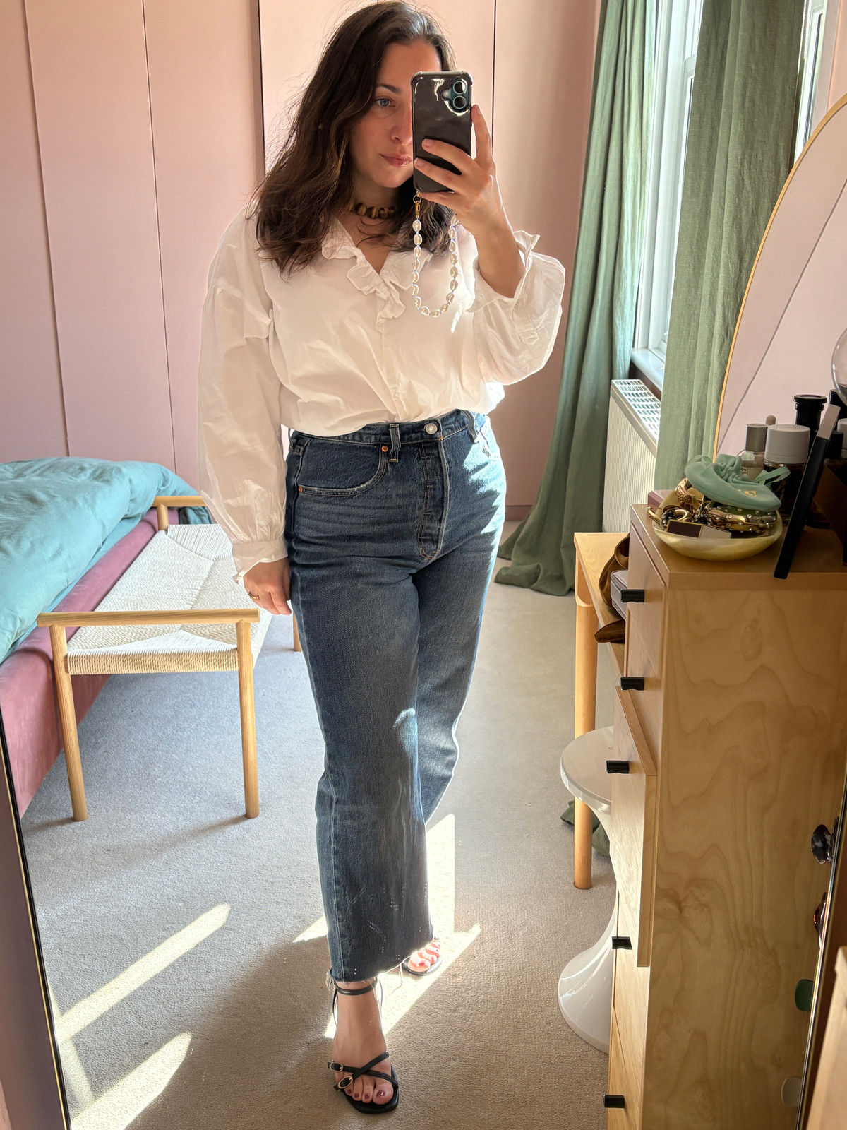 Straight-Leg Jeans with a Ruffled Blouse and Pearls Straight-Leg Jeans with a Ruffled Blouse and Pearls — Levi's Outfits
