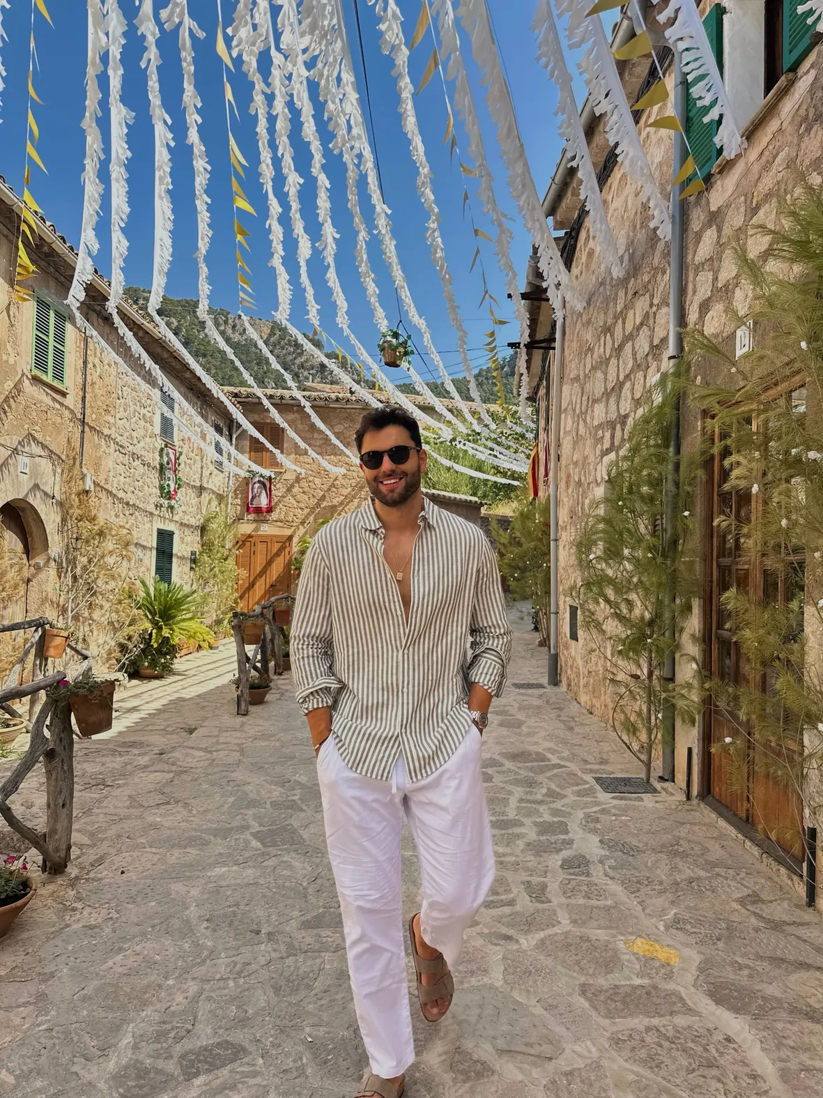 All-Beige Linen Outfit with Green Bandana for Stylish Travel All-Beige Linen Outfit with Green Bandana for Stylish Travel — Mens Vacation Outfits
