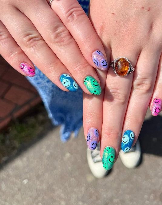 Glittery Glossy Visual Idea — Smiley Face Nails