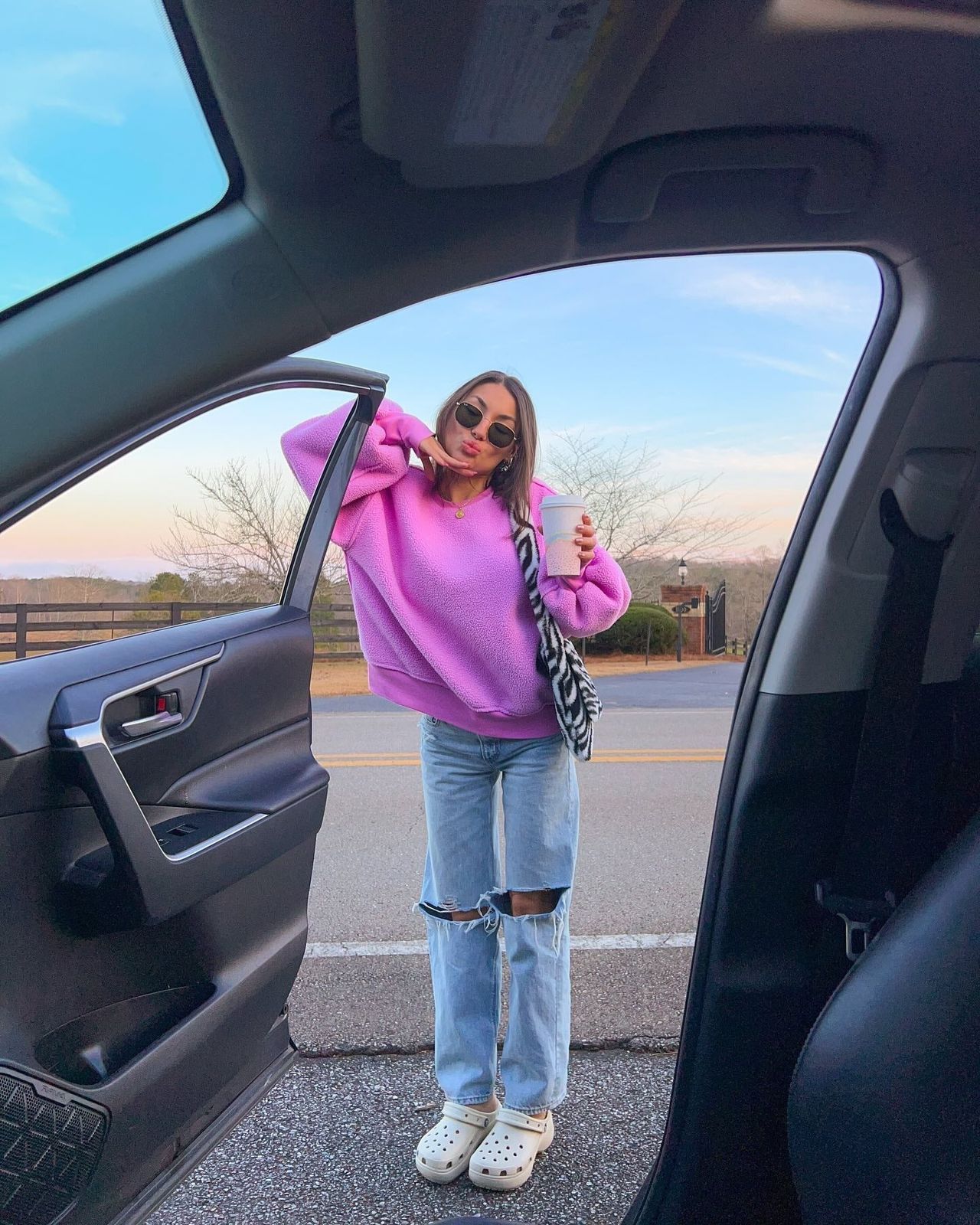 Casual Comfort: White Crocs with Oversized Fleece and Ripped Jeans — Crocs Outfits