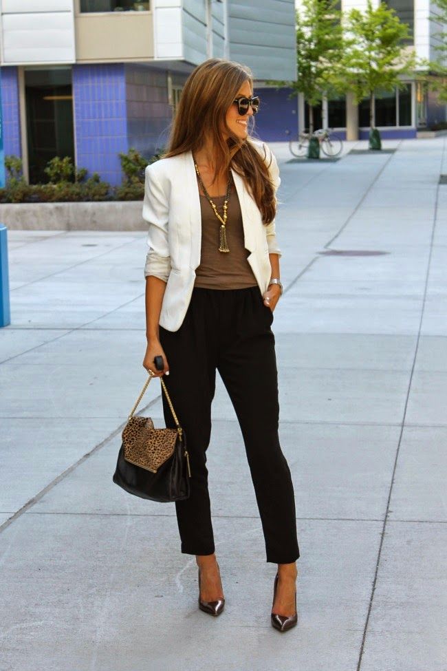 Understated Comfort: Crewneck Sweater with Slim-Fit Jeans Understated Comfort: Crewneck Sweater with Slim-Fit Jeans — Internship Outfits