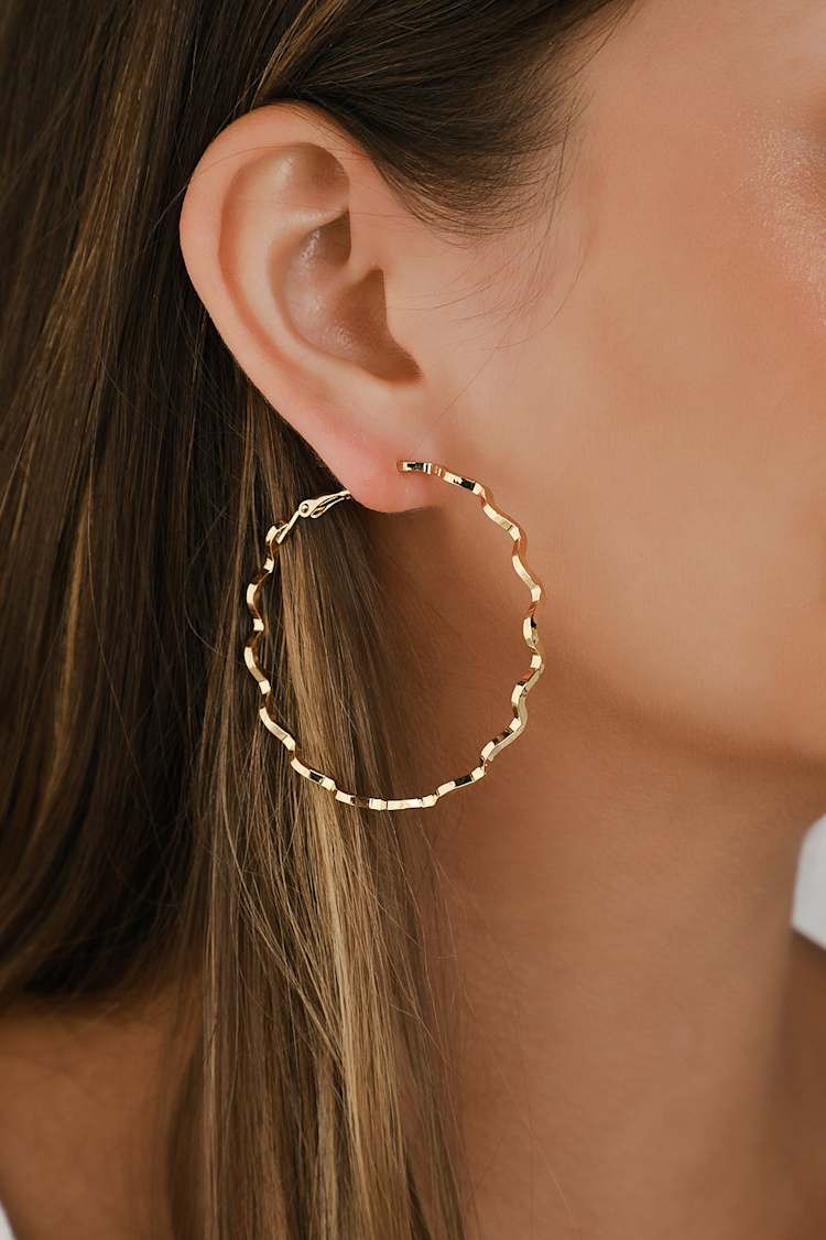 Sculptural Style: Wavy Gold Hoops — Gold Hoops Outfits