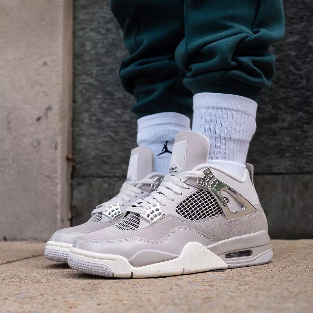 Cool Tones: Jordan 4 'Frozen Moments' with Dark Green Sweatpants Cool Tones: Jordan 4 'Frozen Moments' with Dark Green Sweatpants — Jordan 4 Outfits