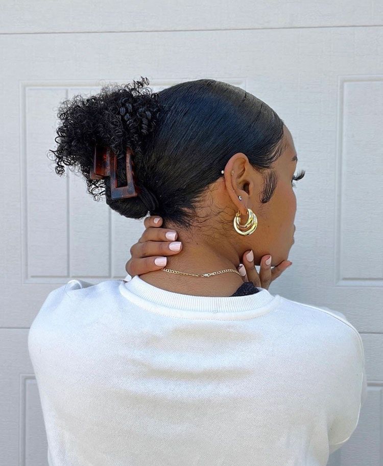 Curly High Messy Bun With Tortoiseshell Clip — Claw Clip Hairstyles