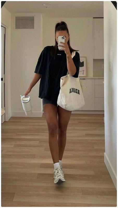 Sporty Chic: New Balance with an Oversized Tee Sporty Chic: New Balance with an Oversized Tee — New Balance Outfits