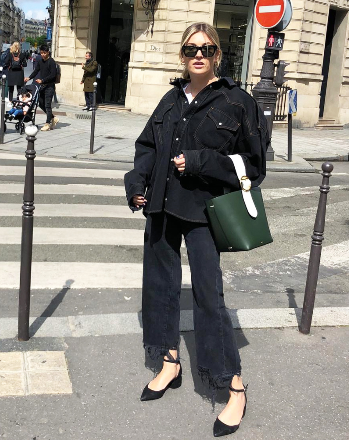 Street Style Edge: Green Bucket Bag with Oversized Denim — Bucket Bag Outfits