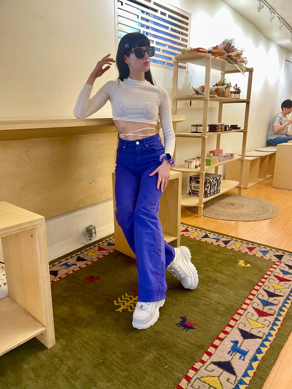 Bold Blue Jeans with White Platforms and Crop Top Bold Blue Jeans with White Platforms and Crop Top — Platform Sneakers Outfits