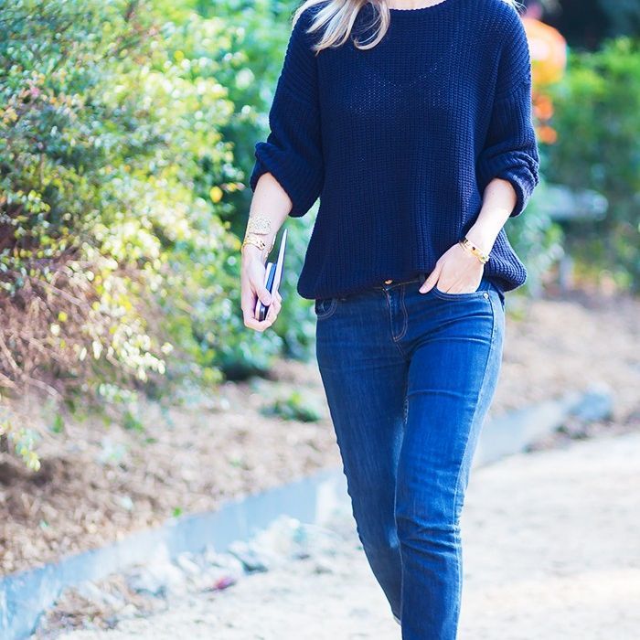 Cozy Knitwear: Relaxed Sweater with Skinny Jeans and Gold Accents — Outfits for Skinny Girls