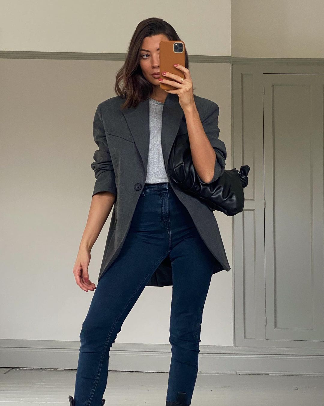 Smart Casual: Dark Blue Skinny Jeans with Grey Tee and Oversized Blazer — Skinny Jeans Outfits
