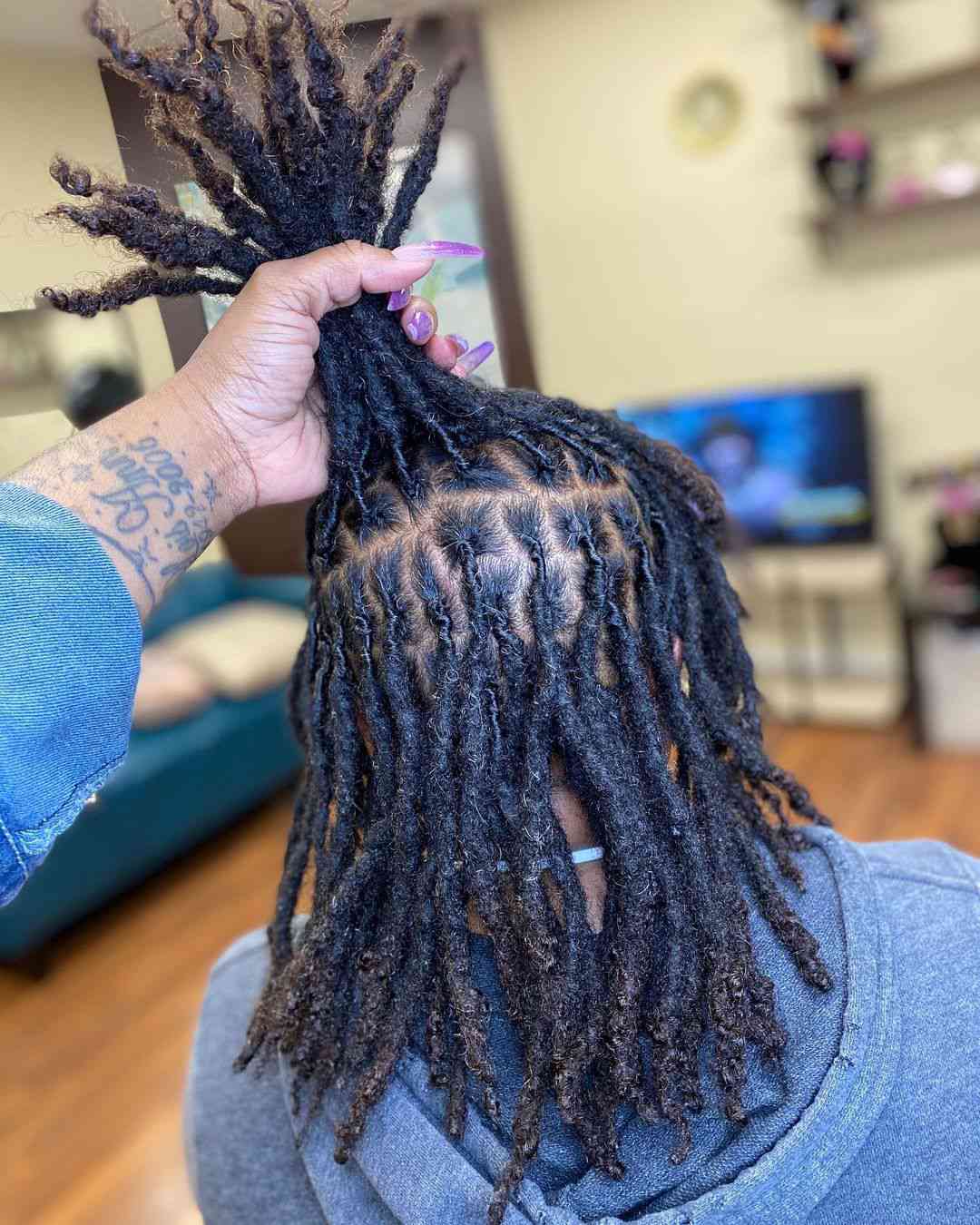 плечо Dark Shoulder Length Starter Locs With Square Sections