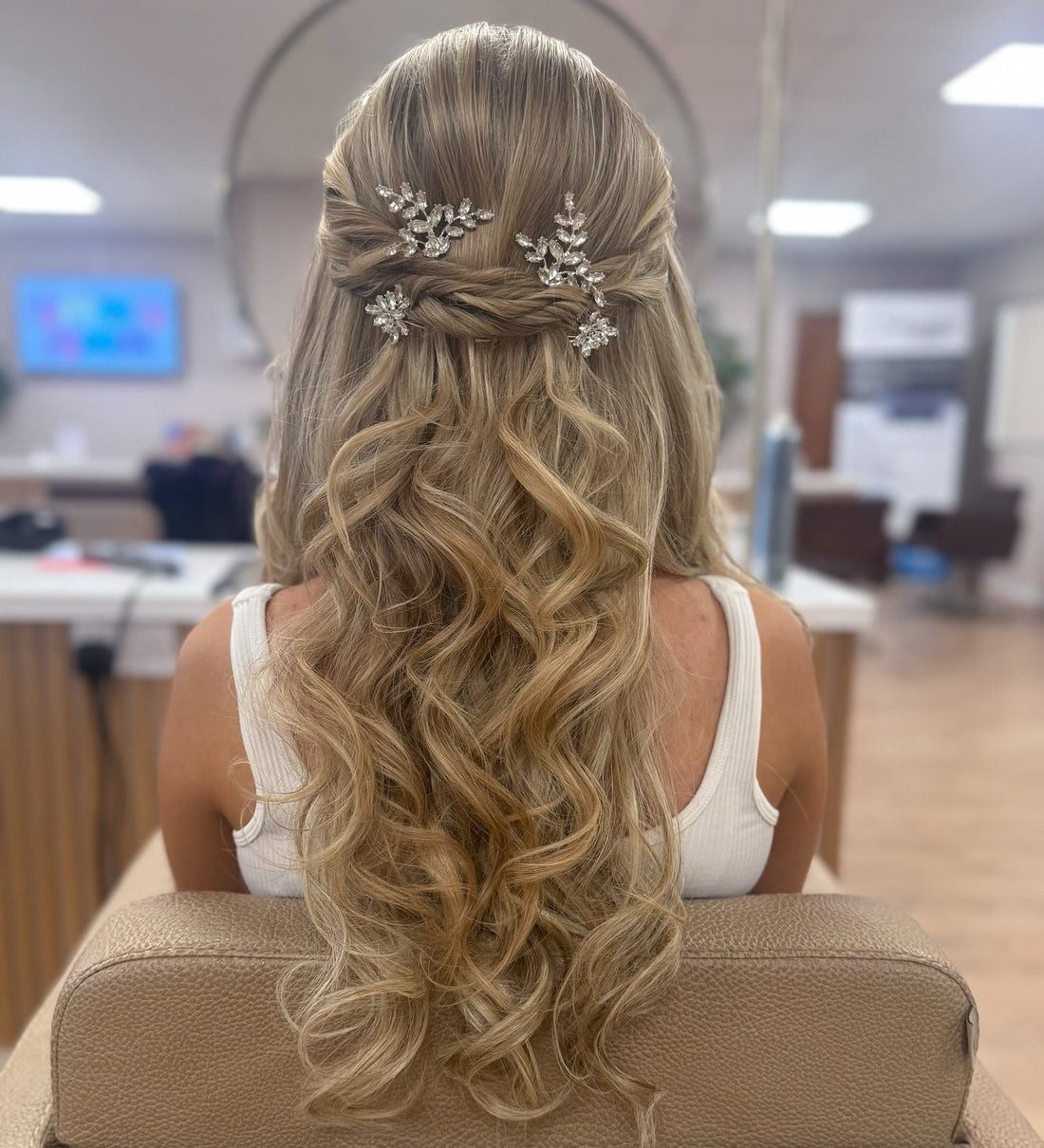 16 Classy Prom Hairstyles – CreativeBooster