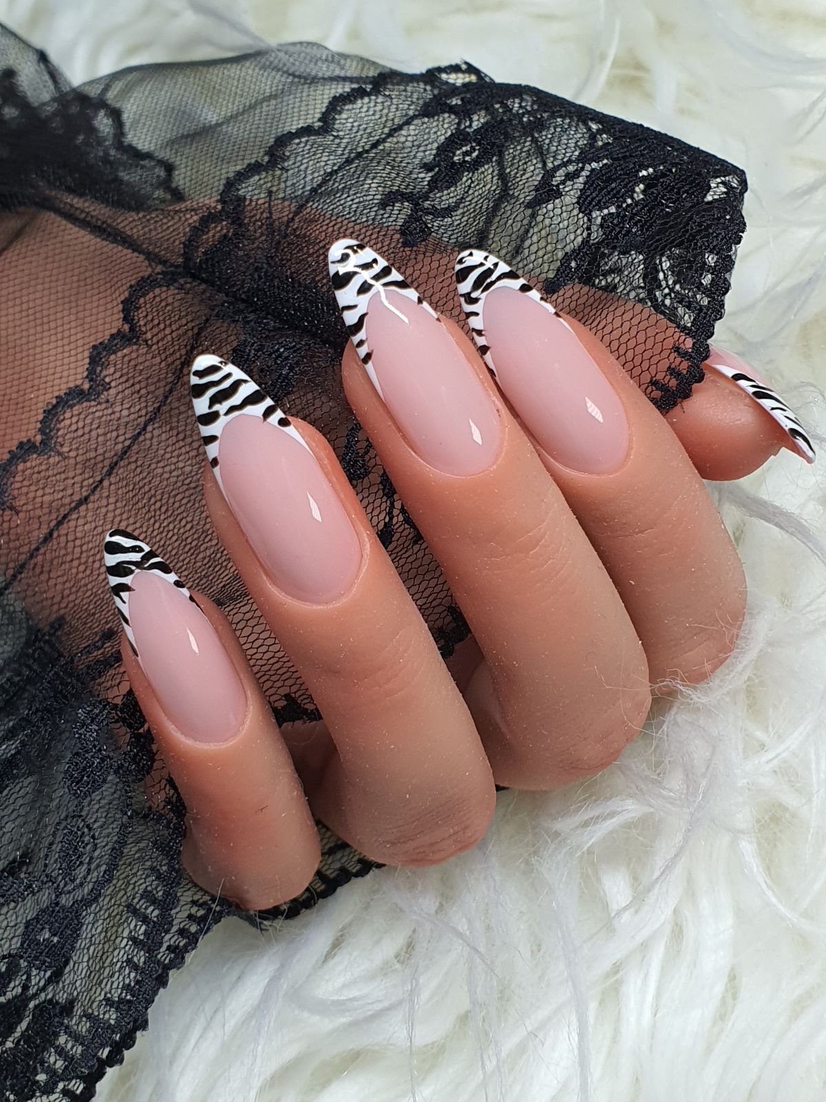 Visual Idea — Zebra Nails