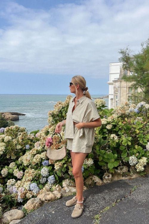 Summer Casual: Beige Birkenstock Bostons with Denim and Pleated Trousers Summer Casual: Beige Birkenstock Bostons with Denim and Pleated Trousers — Birkenstock Boston Outfits