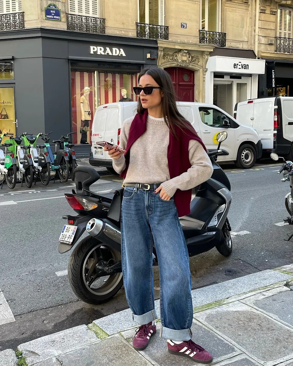 Wide-Leg Jeans and Knitwear with Burgundy Sneakers Wide-Leg Jeans and Knitwear with Burgundy Sneakers — Sneakers Outfits