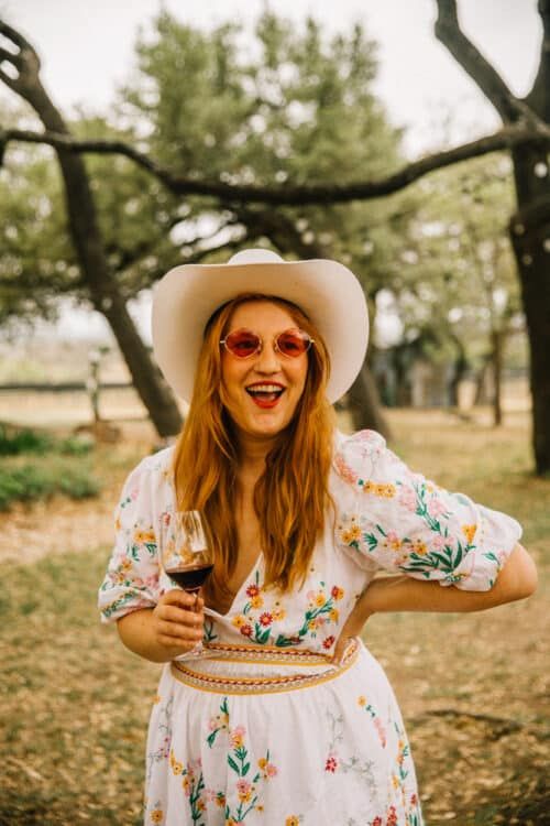 Embroidered White Dress with Cowboy Hat for a Festive Vibe Embroidered White Dress with Cowboy Hat for a Festive Vibe — Texas Outfits
