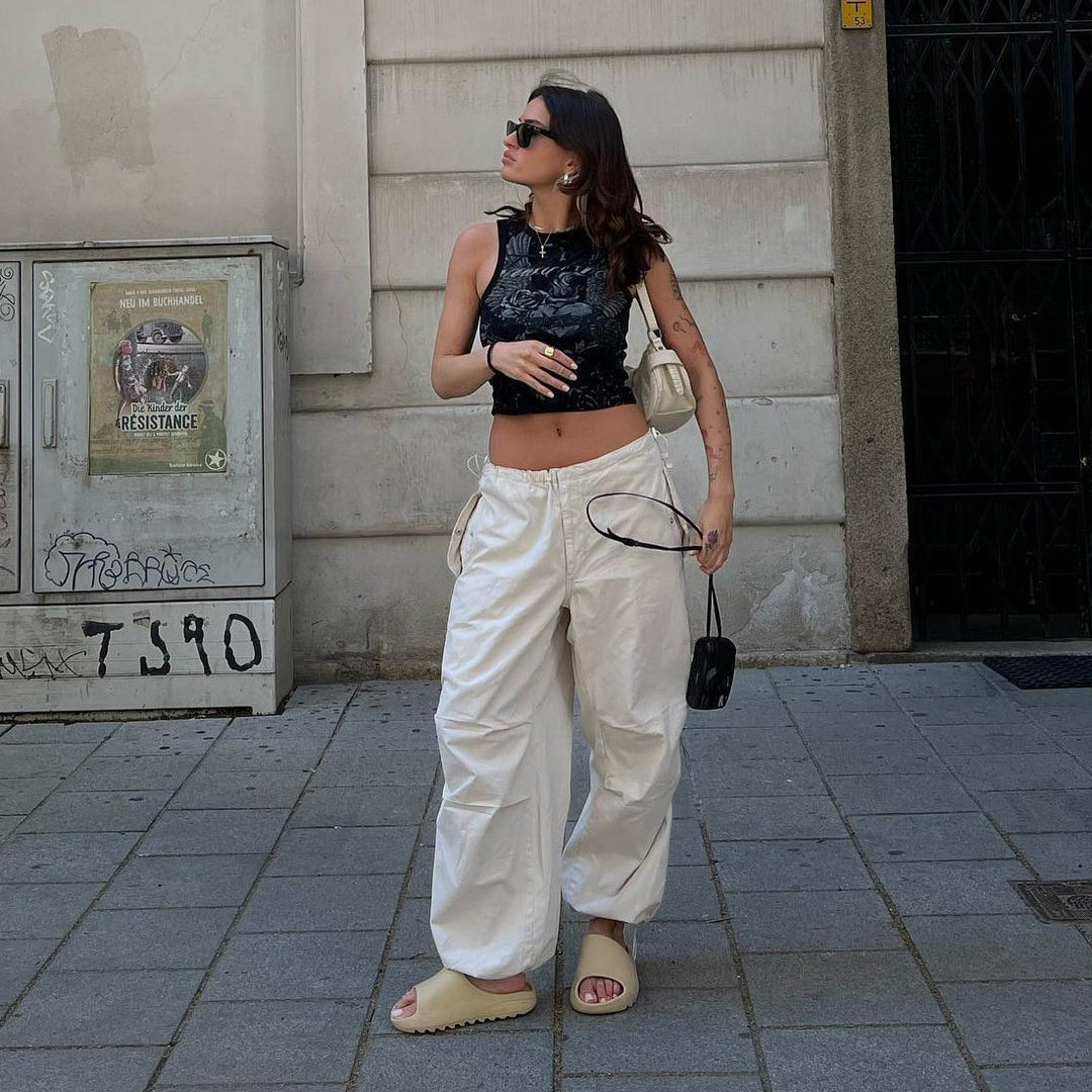 Graphic Tank Top with Baggy Cargo Pants and Beige Slides Graphic Tank Top with Baggy Cargo Pants and Beige Slides — Urban Outfitters Outfits